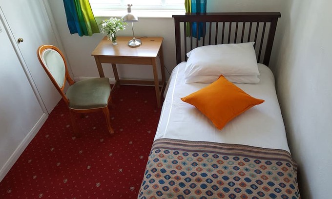 Worcester Park House | Clean & spacious room in South West London
