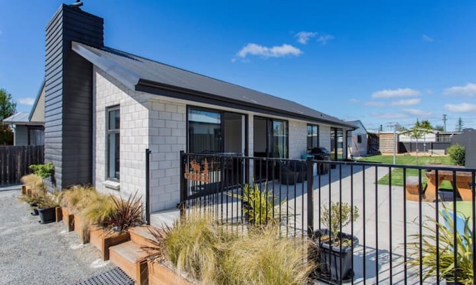 Twizel House | Twilight on Tekapo Drive with spa