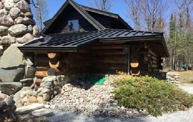 Drummond Hotel | Drummond Island Resort - Russel Cabin 3 Bedroom