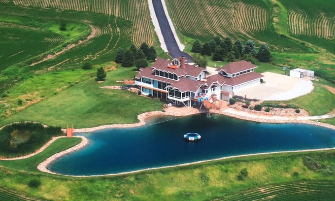 Shelby County House | Valley View with a Pond