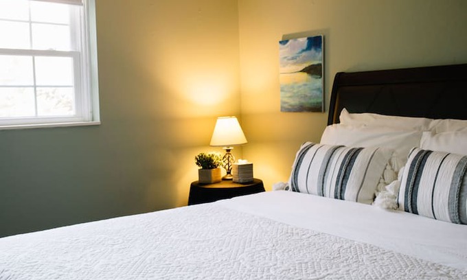 London Apartment | Hilltop Hideaway - 3BDR in Downtown London, KY