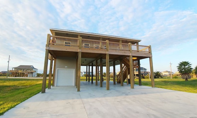 Crystal Beach House | BEACH RETREAT! MUST SEE! De La Sol