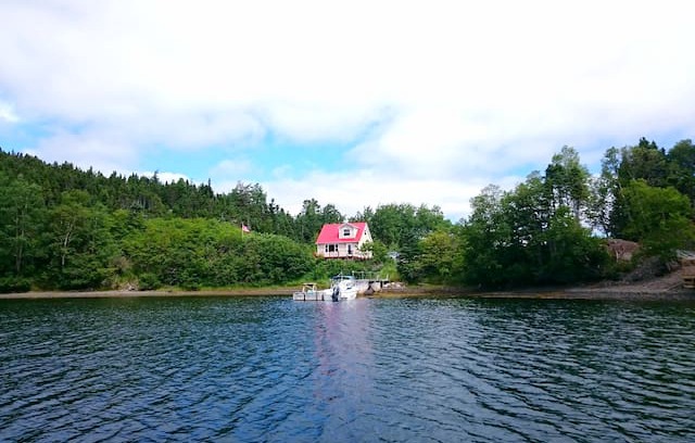 Happy Adventure Cabin | Waterfront property in Happy Adventure
