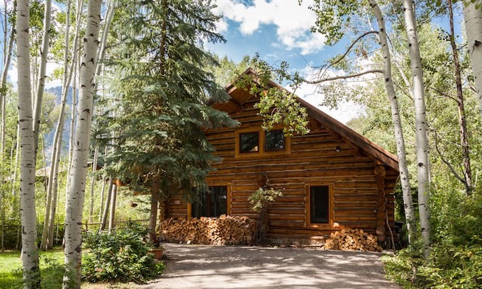 Redstone Cabin | Classic log cabin on river in Redstone.