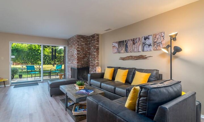 Santa Barbara House | Lemon Drop Bungalow Superb 3 BR Home/ Jacuzzi/ Great Location Santa Barbara
