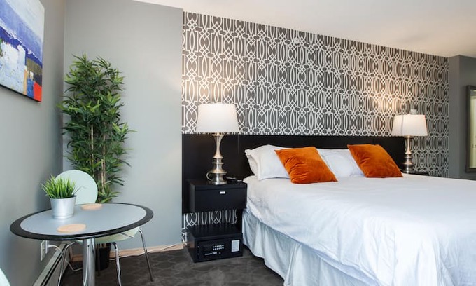 Downtown Edmonton Apartment | Claire Estates Downtown Studio -705- Free Parking