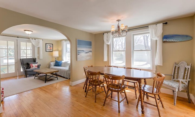 Greilickville House | Walk to the Bay + Cedar Lake | Traverse City House