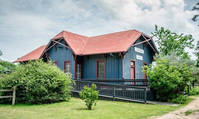 Kingsland Hotel | Cottage at The Antlers Inn "Train Depot"