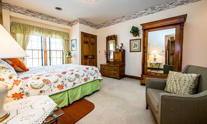 Michigan City Bed & Breakfast | Blue Jay Manor B&B - Augustine Room