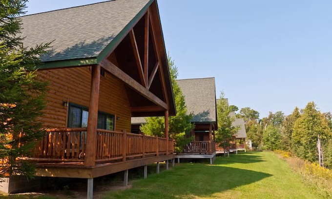 Drummond Hotel | Drummond Island Resort - Bayside Cabin 2 Bedroom