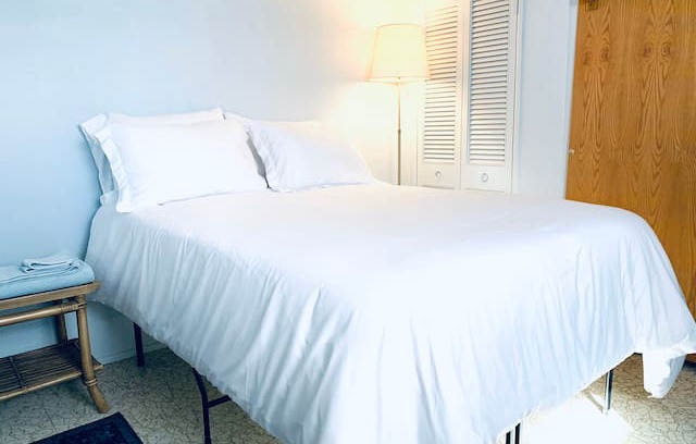 Burbank House | Clean and simple room near Midway Airport
