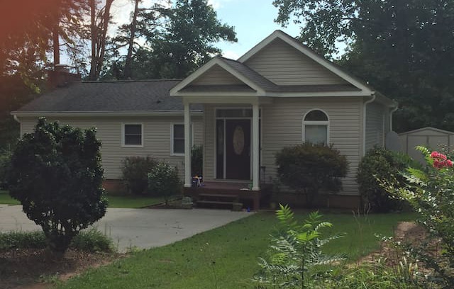 Salem House | Lakefront Whitewater Lake, SC Spring/Summer Vacay!