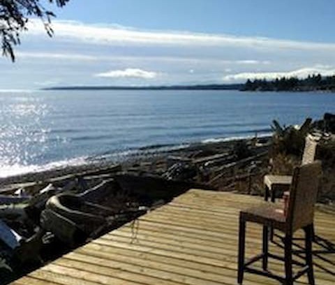 Campbell River House | The Gallery Beach House Bed and Breakfast