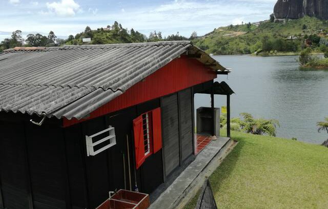 El Penol Cabin | Cabaña Roja 5 personas Marina Navegar - Guatapé