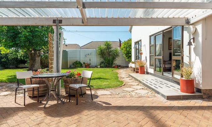 Thornton House | Burnett Lodge - warmly welcomes "a longer stay"