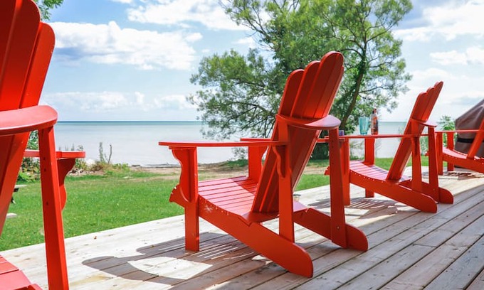Dutton/Dunwich Cabin | Port Talbot luxury beachfront cottage on Lake Erie