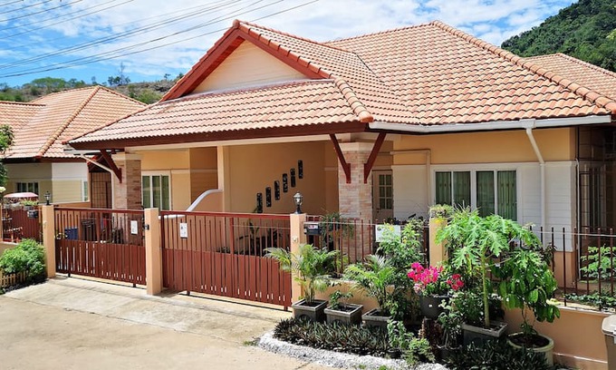 Kathu House | Muk's Guesthouse - Monkey Room