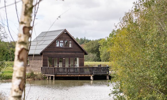 Scaynes Hill House | Lakeside Retreat- A completely secluded cabin