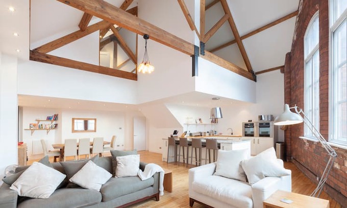 Leeds Apartment | Incredible loft apartment. Central. Free parking.