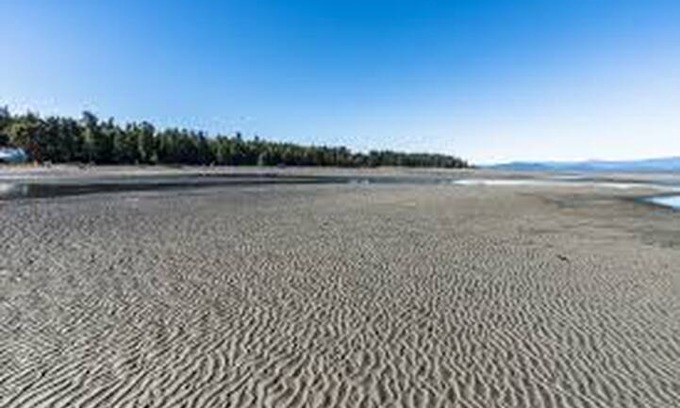 Regional District of Nanaimo Cabin | Oceanside Village Resort Cottage, Rathtrevor Beach