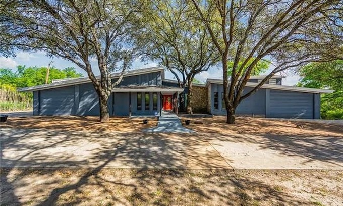 Fort Worth House | Turtle Manor by Benbrook Lake