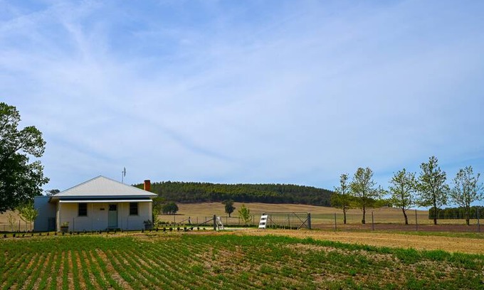 Holbrook Cabin | 'Woodlands Cottage' - Charming Stop off the Hume