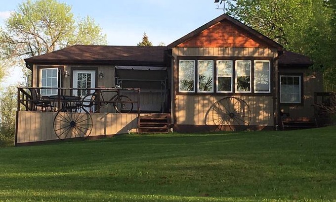 Roseneath House | Waterfront and BEAUTIFUL sunsets on Rice Lake.