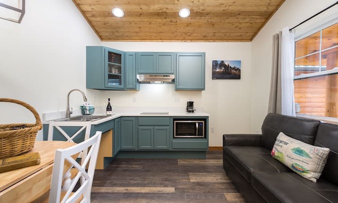 Forks Cabin | Road Trip Inn ADA - Woodland Inns