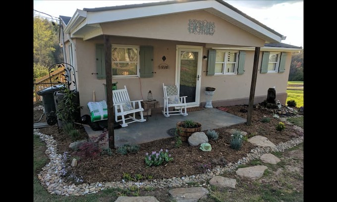 Lenoir Cabin | Black Dog Cottage - A Pet Friendly Place