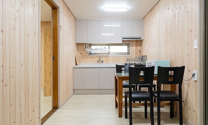 Gunsan House | 군산의 맛집들이 가까운 향긋한 편백나무 향기의 휴식공간입니다.[단독 욕실, 주방, 2룸]