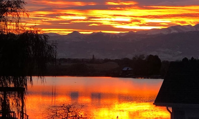 Longmont House | Tranquility by Gaynor Lake with mountain views