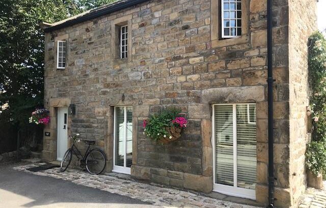 Ilkley Cabin | 'The Joiners Shop' cottage stunning moorside loc.