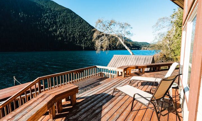 Port Angeles House | Thompson Point: An Olympic National Park retreat.