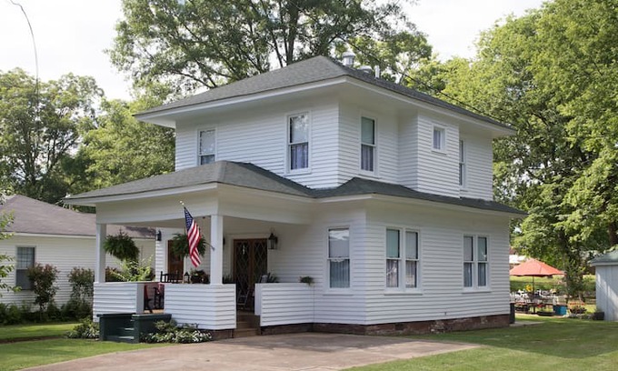 Water Valley House | The Lee House a charming 1908 Foursquare.