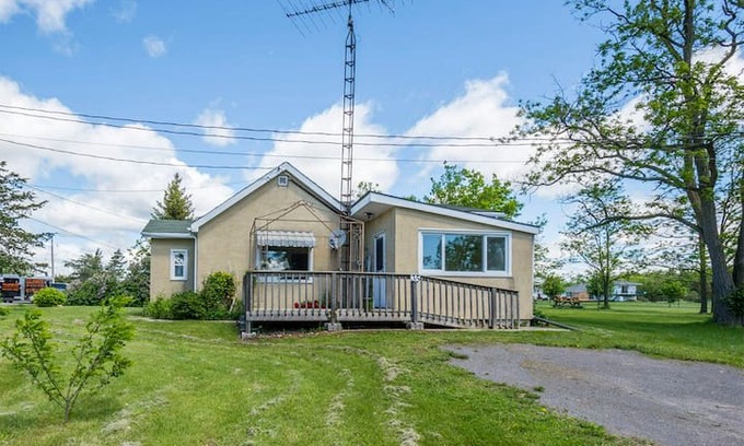 Tyendinaga Mohawk Territory House | Yellow Cottage on the Bay of Quinte
