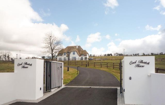 Stradone House | Cool Thatch House (W32374)