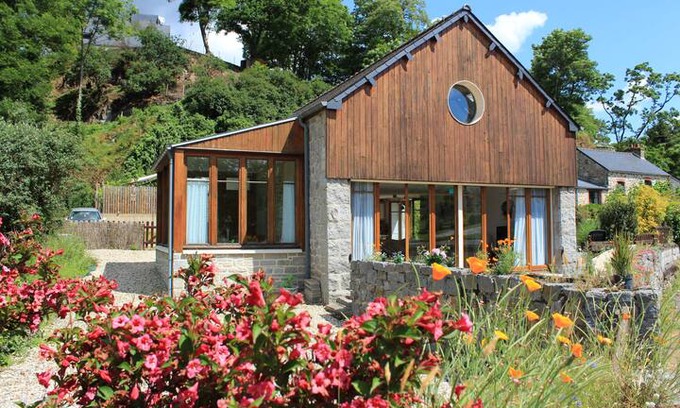 Lehon House | Quai du Val - A Peaceful, Riverside Holiday Home.