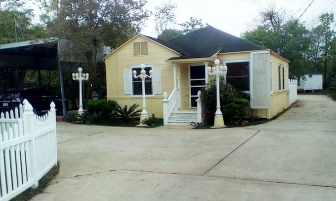 Bacliff Cabin | Kemah Cottages on Walsh-Hospitality House