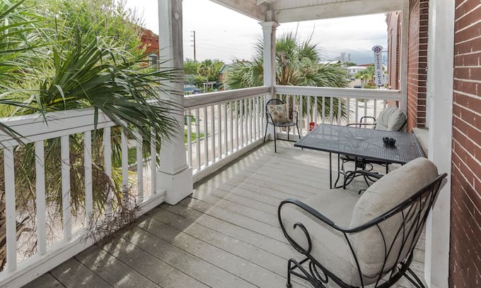 Historic Downtown Apalachicola Apartment | Location, Location," 10 Foot Hole"