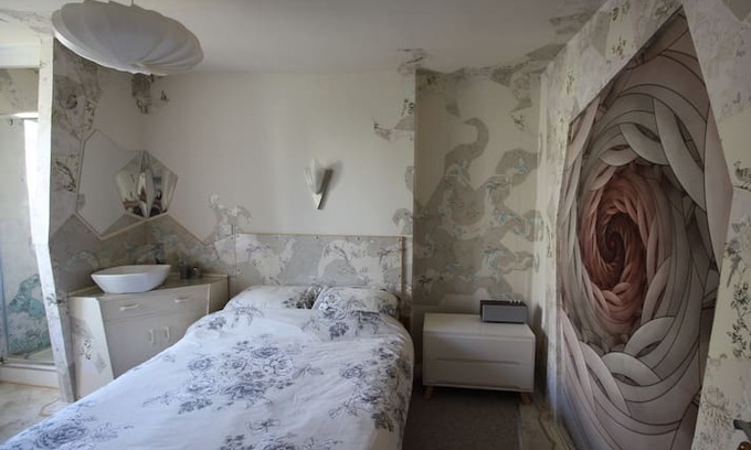 Kemptown Hotel | Fabulously Freaky Room + Shower/WC, 150m to sea.