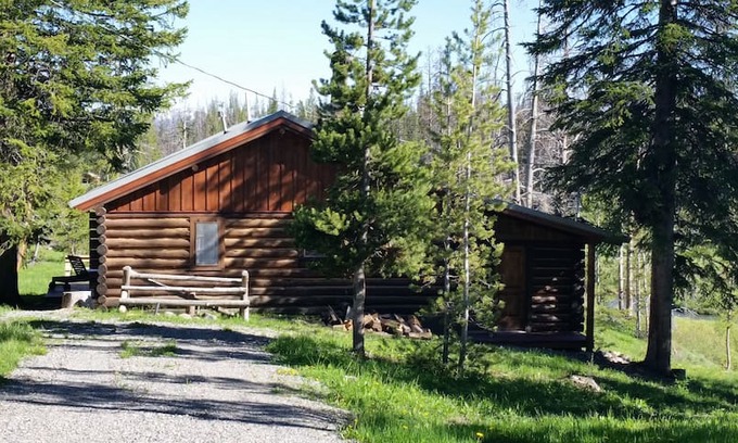 Dubois Cabin | Bearitage at Brooks Lake, Dubois Wy