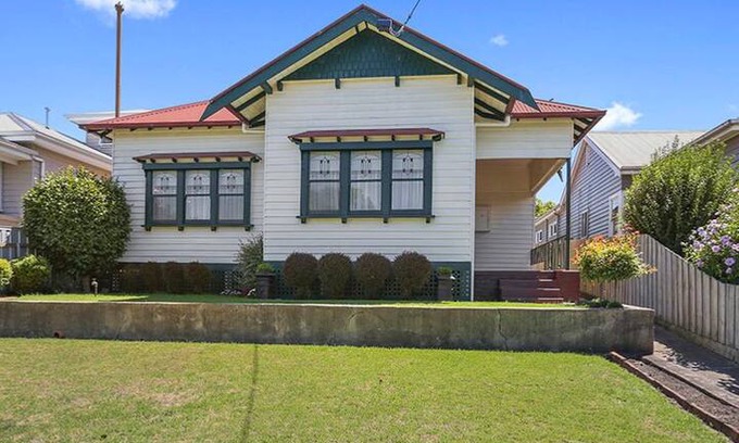 Belmont House | Retro Bungalow in Belmont