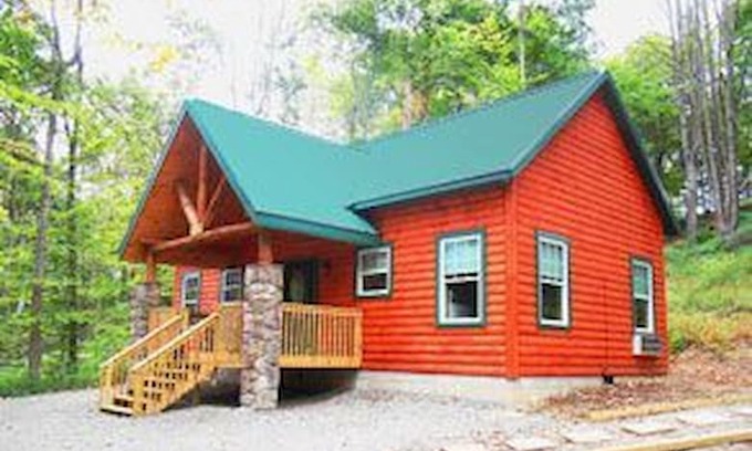 Millersburg Cabin | The Green Ridge Cabin in Berlin with hot tub.