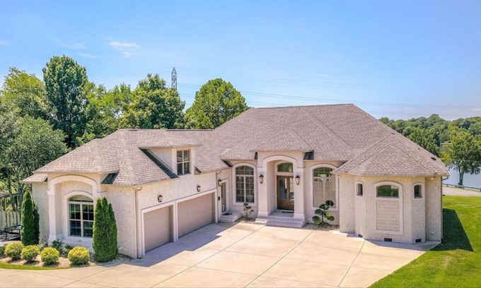 Gallatin House | Stunning Lake House on Old Hickory Lake Boat Dock