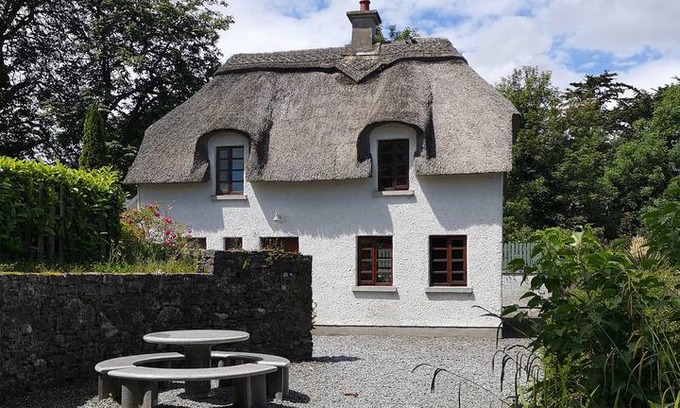 Seven Houses Cross Roads Cabin | Wallslough Village Kilkenny Thatched Cottage No.3