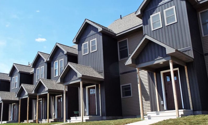 Houghton House | Modern Spacious Townhouse at Cedar Bluff- Houghton
