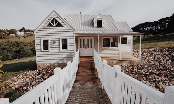 Emerald Cabin | THE LITTLE WHITE HOUSE - Luxury in Emerald, VIC.