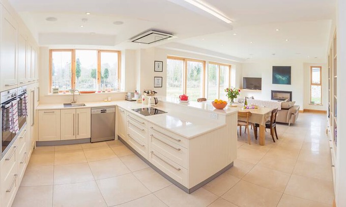 Killarney House | Elegant Spacious Home Ross Road Killarney!