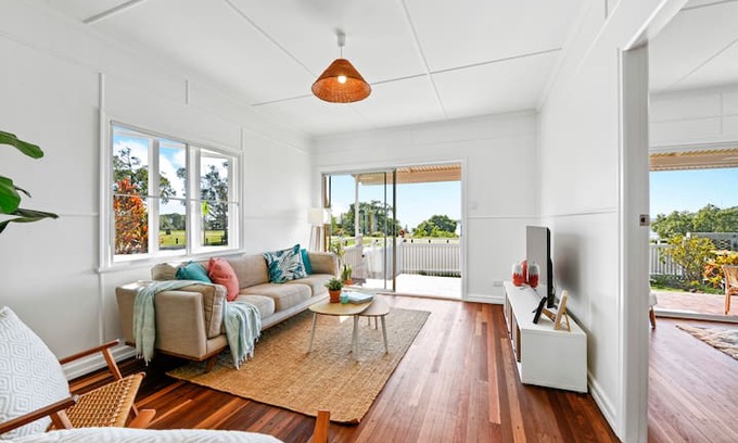 Victoria Point Cabin | Original 1950s Beach/Fishing Cottage