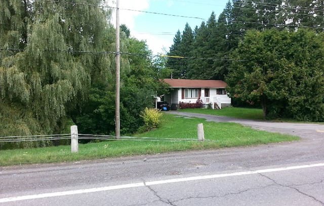 Ottawa Division House | Private & Cosy! Welcome to Bullfrog Cottage